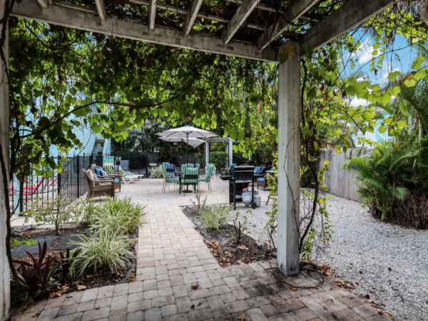 Short walk to Siesta key Village and Beach