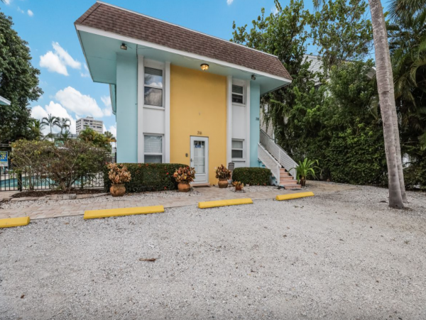 Short walk to Siesta key Village and Beach