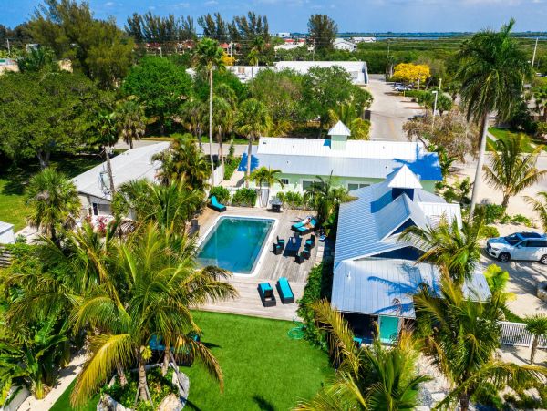 Holmes Beaches Vacation Home with 2 Bedroom & Pool