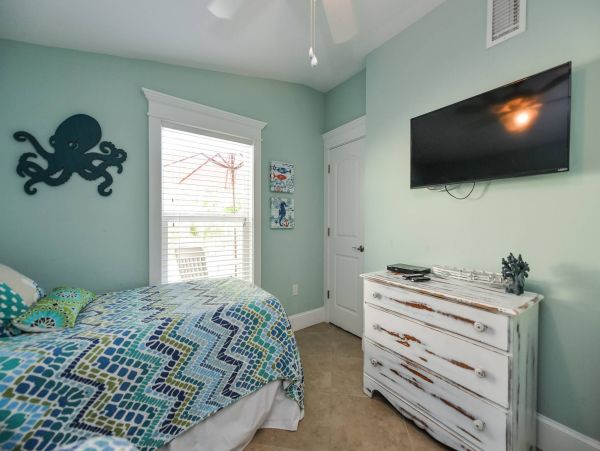 One minute walk to beach with private pool