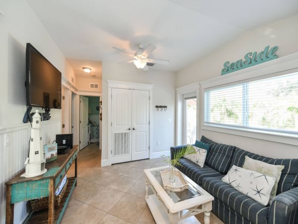 One minute walk to beach with private pool