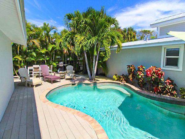 One minute walk to beach with private pool