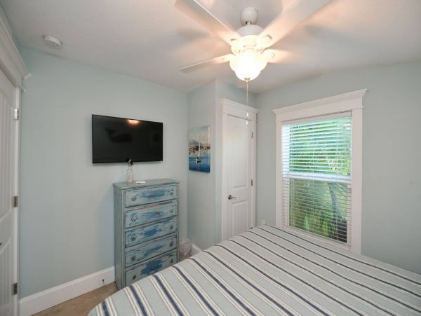 One minute walk to beach with private pool