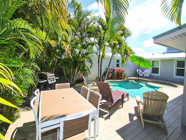 One minute walk to beach with private pool