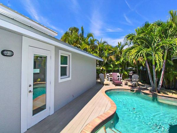 One minute walk to beach with private pool