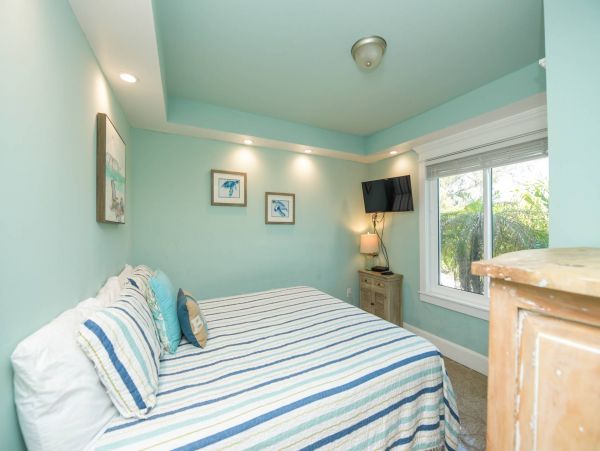 Bay Front Two Bedroom Condo With Pool