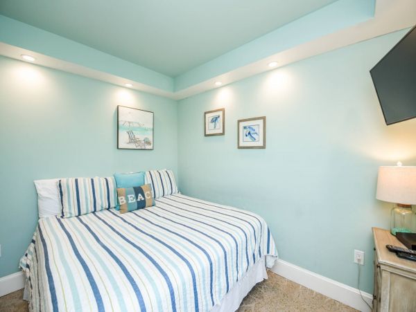 Bay Front Two Bedroom Condo With Pool