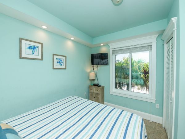 Bay Front Two Bedroom Condo With Pool