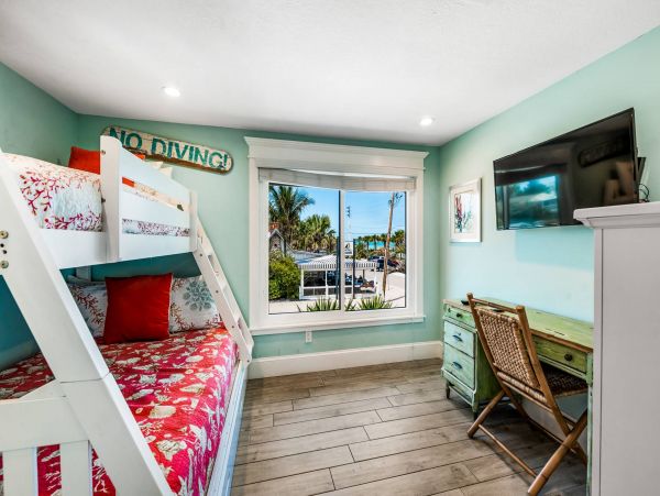 Bay Front Three Bedroom Condo With Ocean Views