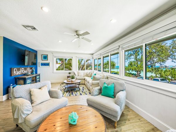 Bay Front Three Bedroom Condo With Ocean Views
