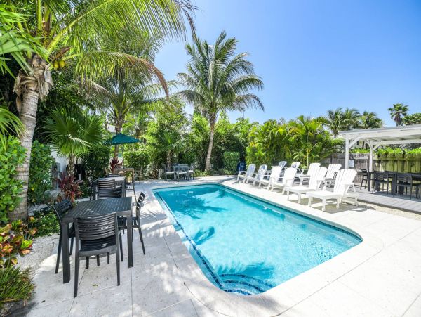 Bay Front One Bedroom Condo With Pool