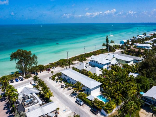 Bay Front One Bedroom Condo With Pool