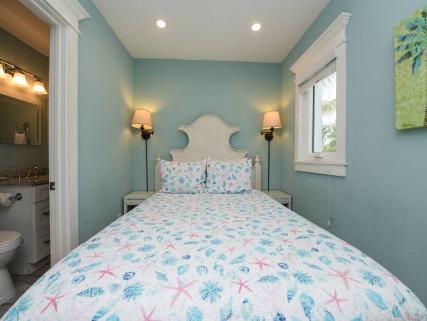 Bay Front One Bedroom Condo With Pool