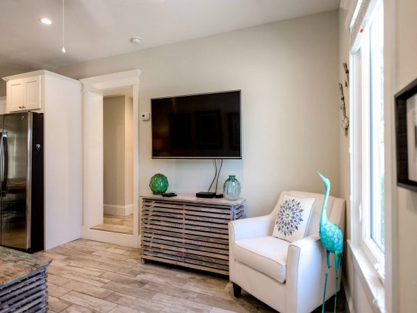 Bay Front One Bedroom Condo With Pool