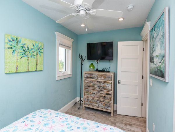 Bay Front One Bedroom Condo With Pool
