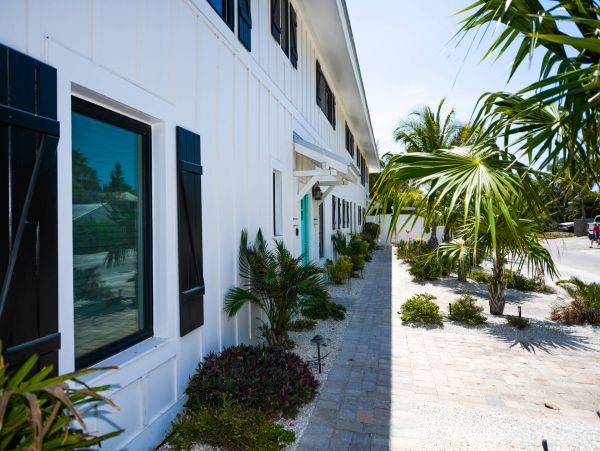 Bay Front One Bedroom Condo With Pool