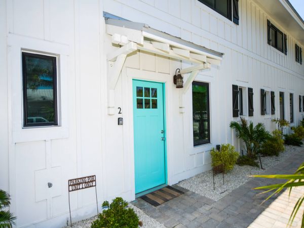Bay Front One Bedroom Condo With Pool