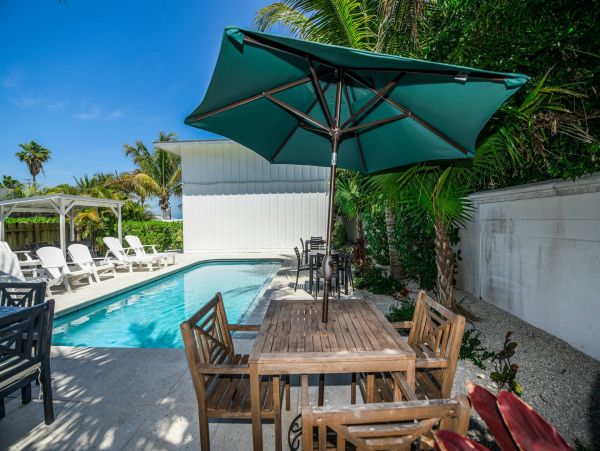 Bay Front One Bedroom Condo With Pool