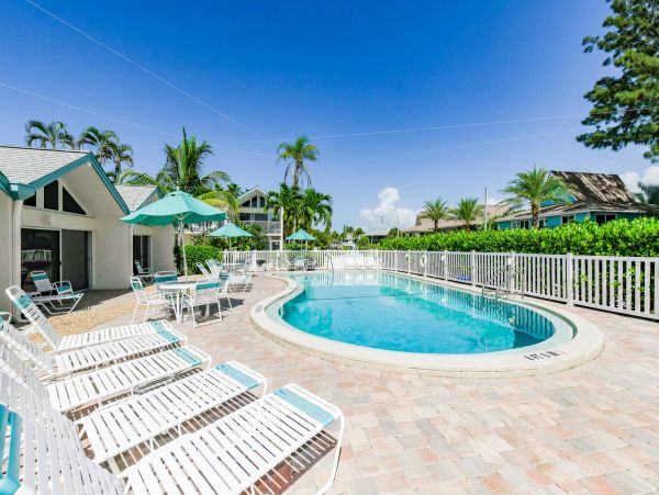 On Beach Holmes Beach Vacation Condo One Bedroom
