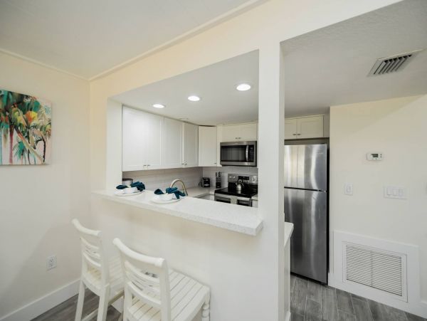 On Beach Holmes Beach Vacation Condo One Bedroom