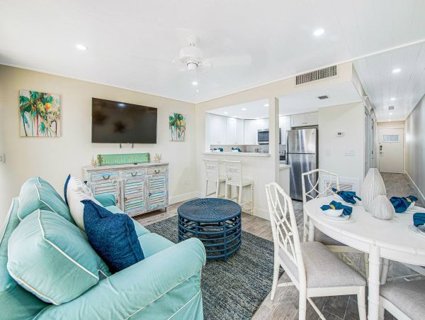 On Beach Holmes Beach Vacation Condo One Bedroom