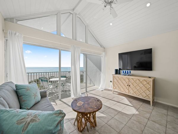 Lovely Beach Front Vacation Getaway in Holmes Beach