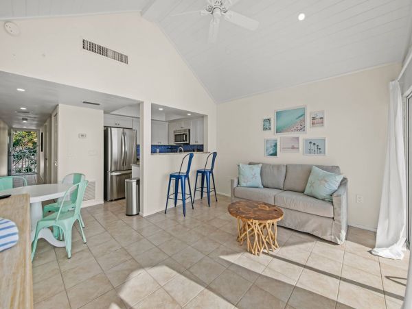 Lovely Beach Front Vacation Getaway in Holmes Beach