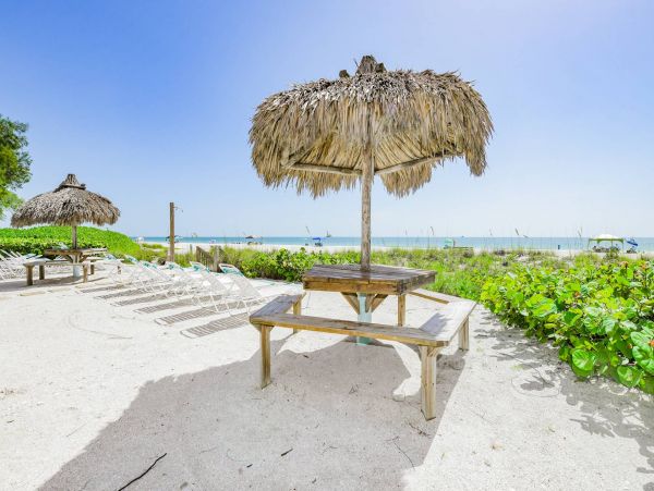 Lovely Beach Front Vacation Getaway in Holmes Beach