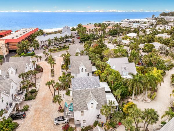 Beautiful Holmes Beach Vacation Townhome Close to Beaches & Attractions