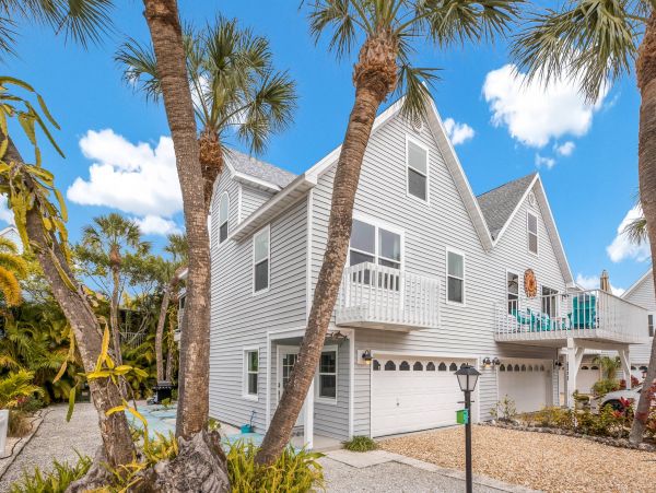 Beautiful Holmes Beach Vacation Townhome Close to Beaches & Attractions