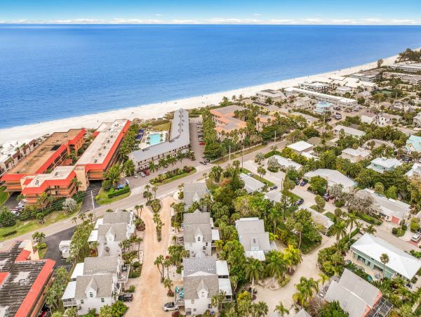 Beautiful Holmes Beach Vacation Townhome Close to Beaches & Attractions
