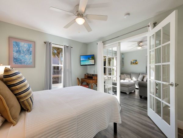 Beautiful Holmes Beach Vacation Townhome Close to Beaches & Attractions