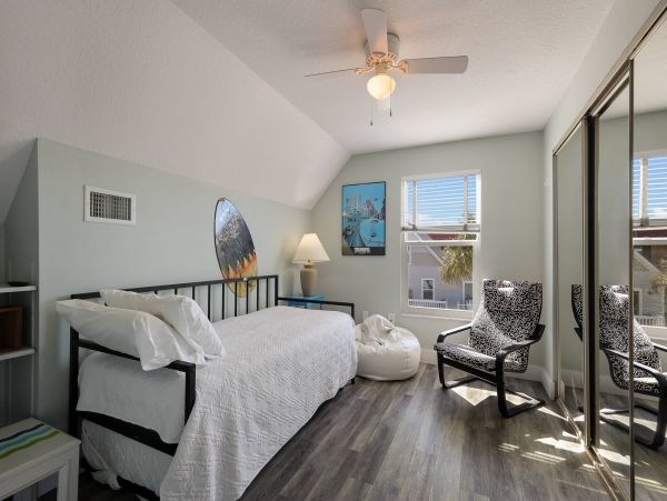 Beautiful Holmes Beach Vacation Townhome Close to Beaches & Attractions