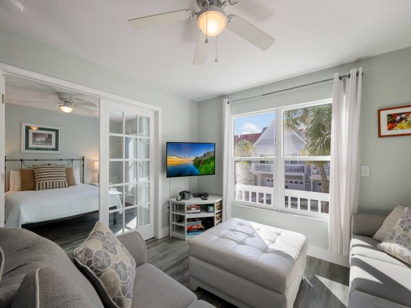Beautiful Holmes Beach Vacation Townhome Close to Beaches & Attractions