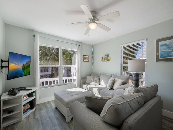 Beautiful Holmes Beach Vacation Townhome Close to Beaches & Attractions