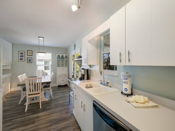 Beautiful Holmes Beach Vacation Townhome Close to Beaches & Attractions