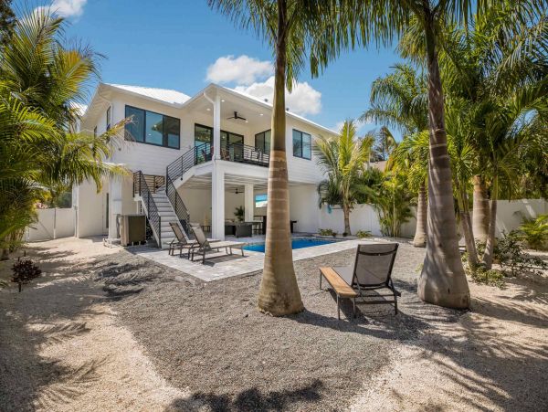 Luxurious Beach House Minutes From The White Sandy Beach!
