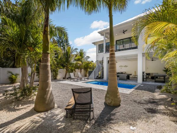 Luxurious Beach House Minutes From The White Sandy Beach!