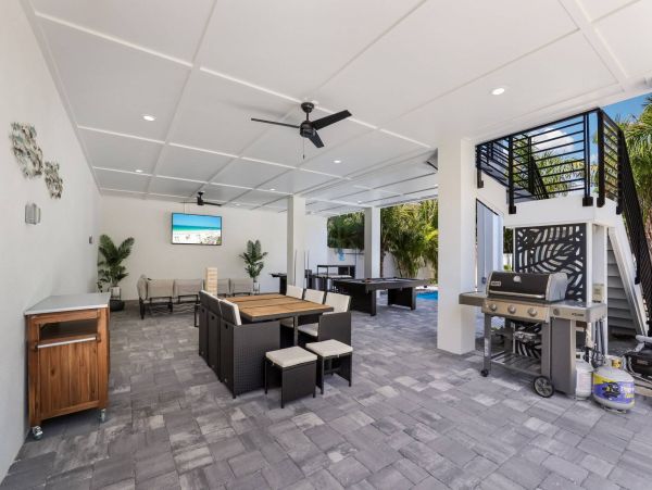 Luxurious Beach House Minutes From The White Sandy Beach!