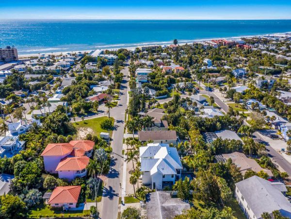 Luxurious Beach House Minutes From The White Sandy Beach!