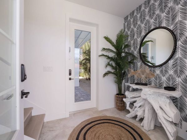 Luxurious Beach House Minutes From The White Sandy Beach!