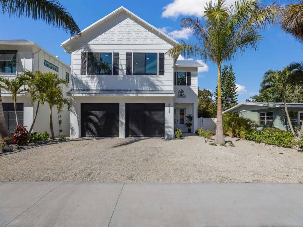 Luxurious Beach House Minutes From The White Sandy Beach!