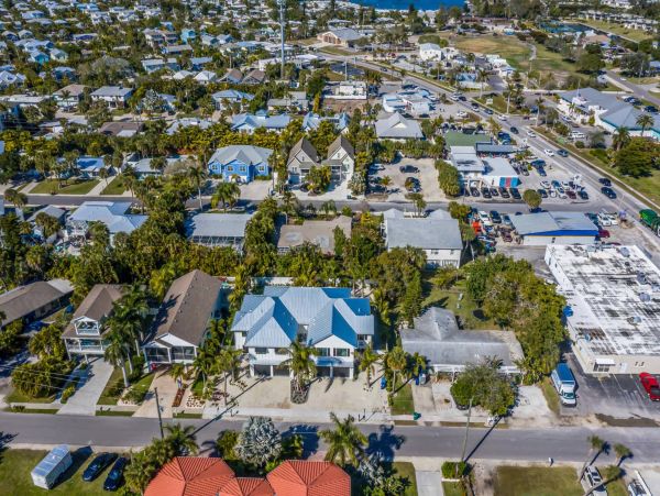 Luxurious Beach House Minutes From The White Sandy Beach!
