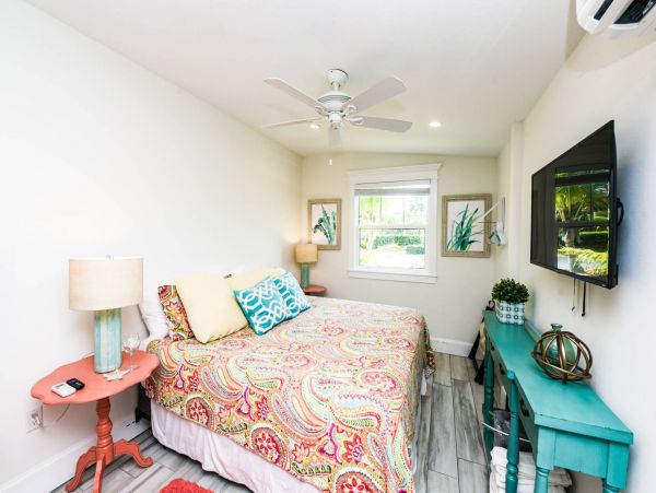 Charming Renovated Cottage Studio Stroll to Beach
