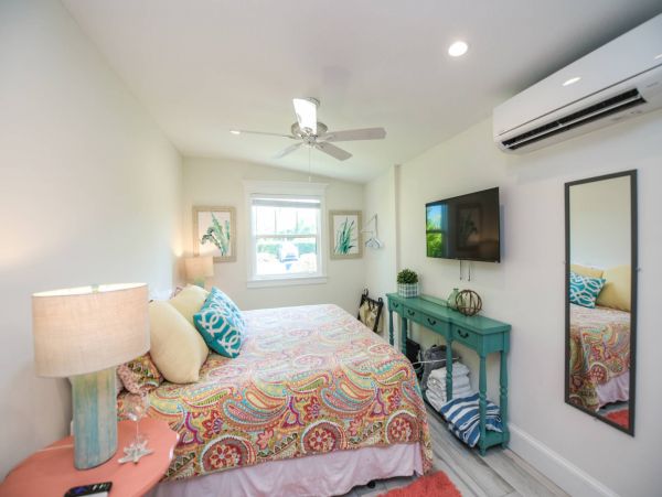 Charming Renovated Cottage Studio Stroll to Beach