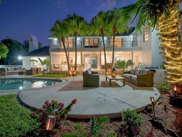 Modern Elegance Near Paradise with 5 Bedroom & Great Views