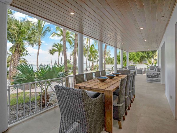 Modern Elegance Near Paradise with 5 Bedroom & Great Views
