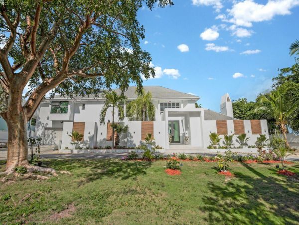 Modern Elegance Near Paradise with 5 Bedroom & Great Views