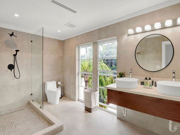 Modern Elegance Near Paradise with 5 Bedroom & Great Views