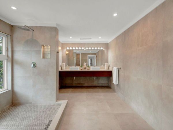 Modern Elegance Near Paradise with 5 Bedroom & Great Views